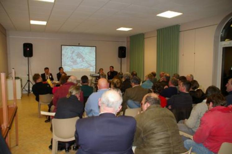 Philippe Garnier et Stéphane Hamon (respectivement chef de service et directeur de la SAFER), Fabienne Ferey (agricultrice représentant la Chambre d’Agriculture) et Marc Buon (agriculteur et président du comité technique du Calvados) face à un auditoire où les contestataires ont largement pris le temps de s’exprimer.