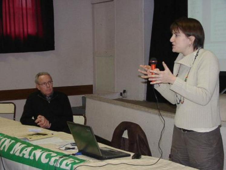 Hervé Bisson, président de l'associatio, suit avec intérêt la présentation sur la méthanisation.