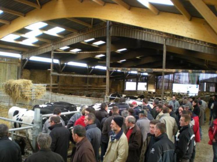 Une soixantaine d’éleveurs présents lors de la visite des différents ateliers du gaec.