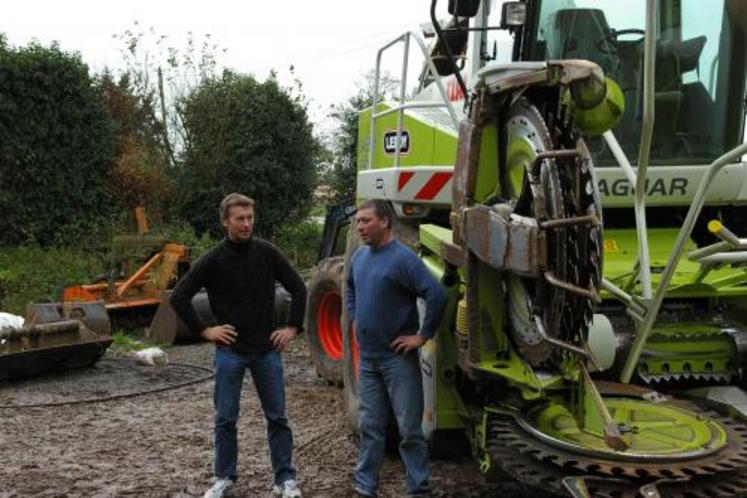 Vincent Pacary et Patrick Chatel : l’éleveur attend de son entrepreneur une grande disponibilité pour réaliser le travail dans les meilleures conditions possibles.