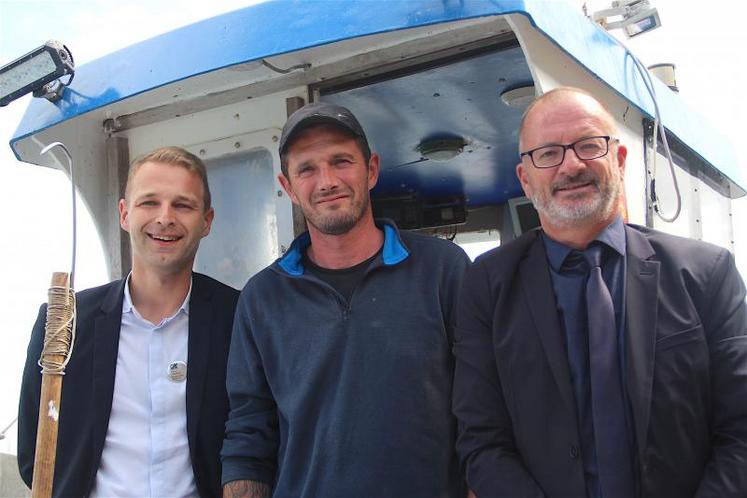 A bord du St-Philippe (9 m x 3), son patron Jérôme Burnouf entouré de Yoann Cournée (à gauche) et Stéphane Demange (à droite). Dans ce coin du Cotentin, le Crédit Agricole Normandie s’est taillé une place de leader dans le financement du monde de la pêche et la conchyliculture.