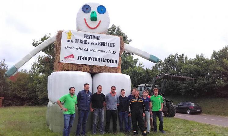 Les JA de la Manche étaient à nouveau réunis sur les terres d’accueil du Festival de la terre en septembre prochain pour monter le premier bonhomme de paille, annonçant clairement la manifestation.