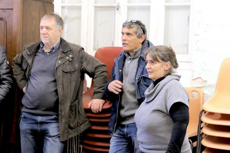 Xavier Linck, président de la fédération des Cuma de l’Orne (à gauche), et Nelly Tirouflet, coordinatrice du département (à droite), lors de la troisième et dernière réunion de secteur. Ils sont revenus sur le dispositif Banc d’essai moteur, qui permet d’établir, pour 185 €, dont 50 % sont pris en charge par le Département, un diagnostic et un rapport « neutres » des tracteurs. Afin, par exemple, de réaliser des économies de carburant. DR