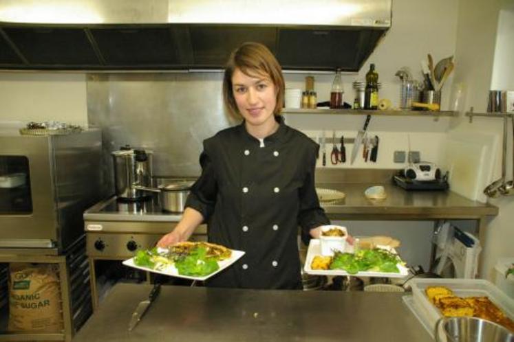 Aux fourneaux : Bérénice Dorléans. Pour s’approvisionner, elle fait notamment son marché (St-Sauveur à Caen) toutes les semaines : “une cuisine bio simple et gourmande”.