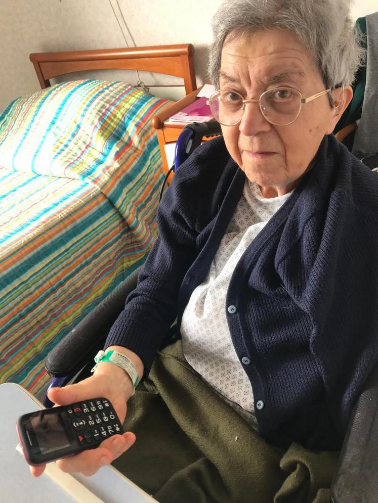Sénior Telecom permet un maintien à domicile des personnes âgées.  Il est doté d'un détecteur de chute mais aussi d'une touche SOS qui appelle automatiquement un centre d'appels ou une série d
