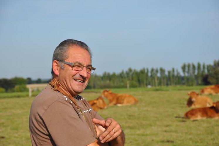 Michel Guérin consacre une centaine de jours par an à la vente directe. Il livre dans un rayon de 100 km autour de son exploitation. La grosse pointe de travail sur la ferme, c’est la période des foins (25 ha de fauche). En hiver, 25 rounds de fourrages une fois par semaine dans un couloir d’alimentation de 2,63 m de largeur (sous la stabulation) et c’est tout. Le troupeau a également accès en permanence au pâturage.