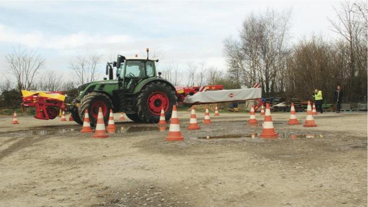 Le président des entrepreneurs de travaux agricoles (FNEDT), Gérard Napias, s’inquiète de voir les 
intérêts agricoles de moins en moins défendus dans les communes. “La circulation routière des engins agricoles devient de plus en plus difficile. Les aménagements routiers et urbains ne prennent pas en 
compte le gabarit des machines”, regrette-t-il. “Ralentisseurs, chicanes, écluses, coussins, rond-point et autres installations destinées à contraindre les usagers à ...