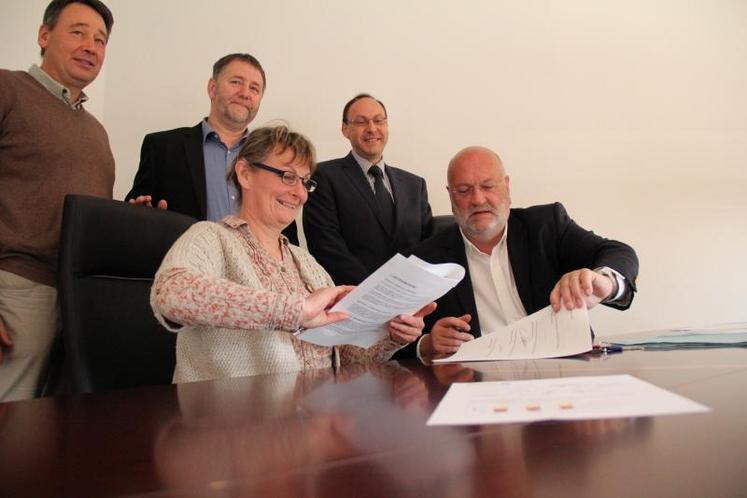 Anne Gachelin (présidente de la Fédération CUMA Basse-Normandie) et Daniel Epron (président de la caisse régionale Crédit Agricole Normandie) au moment de la signature sous le regard d'Etienne Fels (directeur de la F CUMA, Xavier Linck (président du comité Orne) et Patrick Lemartinel (responsable développement marché agriculture).