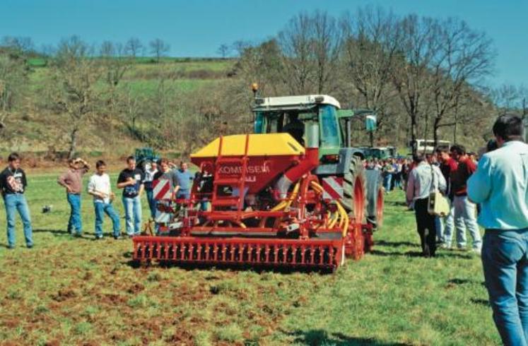 Démonstration de semis direct de prairie.