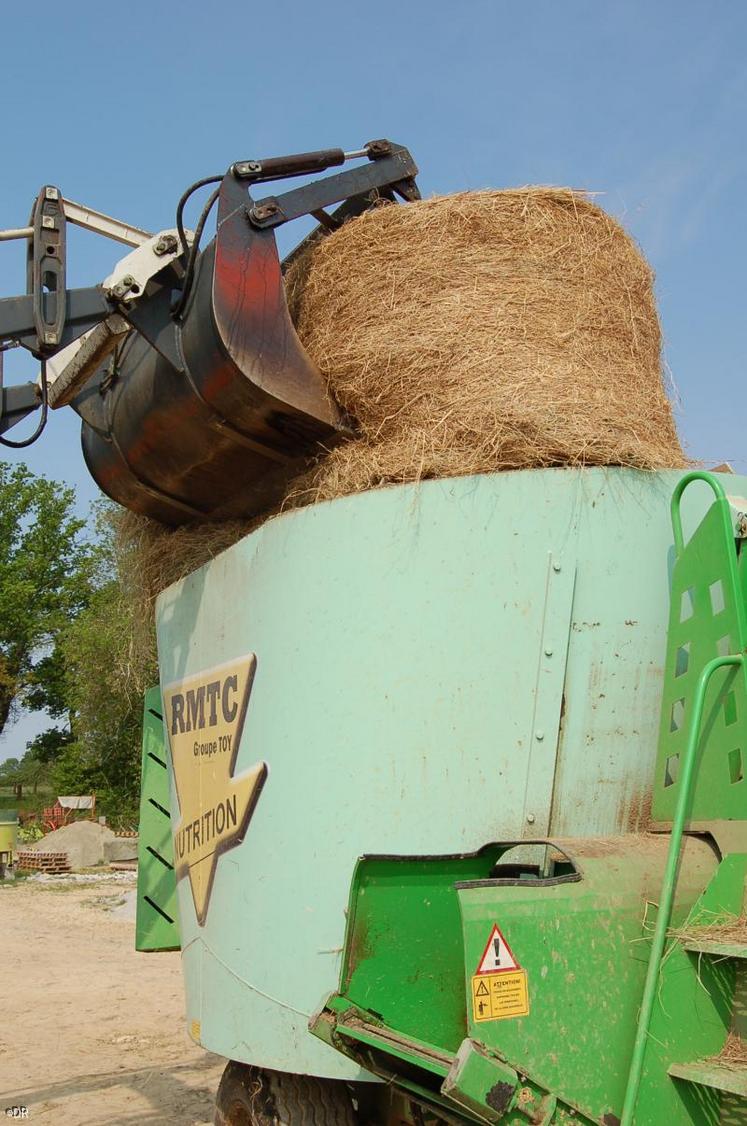 Avec la ration mélangée, l'agriculteur limite l’achat de concentrés extérieurs et valorise ses fourrages.