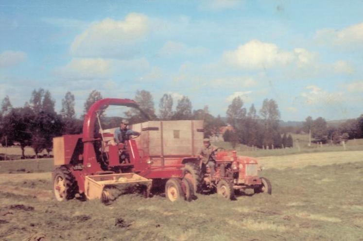 En 1972 à Brecey, avec Marcel Letourneur au volant. La 717 automotrice, fabrication Conan, est aussi à l’aise dans l’herbe que dans le maïs.