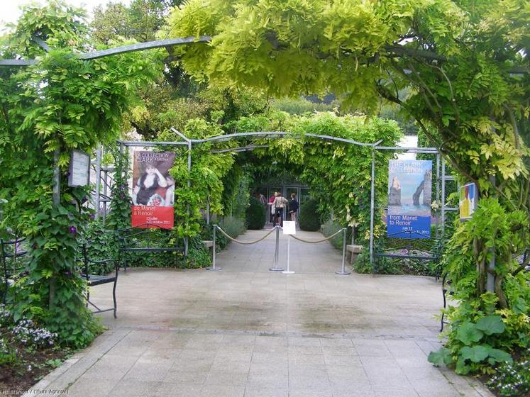 Les jardins du Musée des impressionnismes offrent l’occasion 
d’une promenade apaisante.