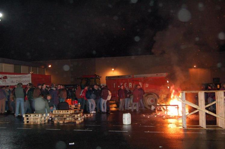 A Carpiquet, devant la plate-forme logistique Carrefour, 200 sympathisants de la FDSEA du Calvados et des JA se sont relayés, pendant 24 heures et dans le calme, pour bloquer tout flux de marchandises.