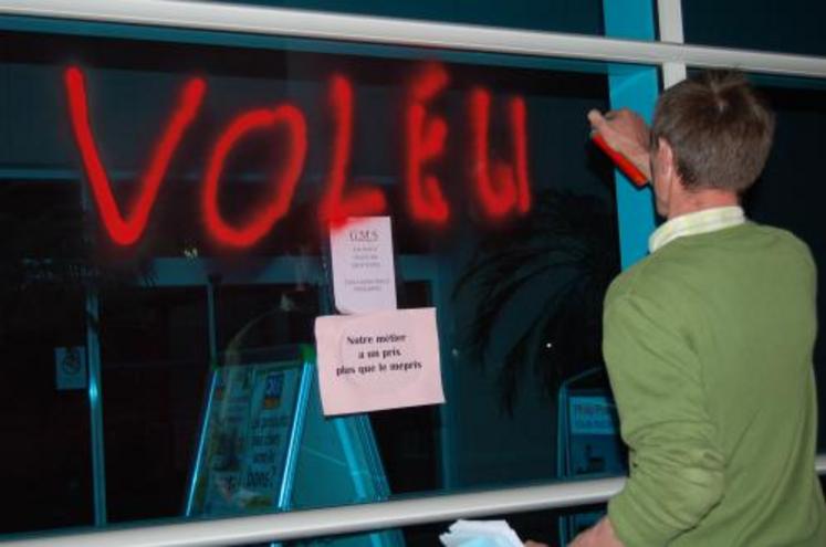 Pendant plus d’une heure, les manifestants ont tagué les vitrines, ici Leclerc à Avranches