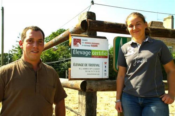 L’éleveur qualifié reçoit une attestation de qualification ainsi qu’une plaque personnalisée à apposer sur son élevage avec le logo de la Charte, le nom de son élevage et la date de la qualification. Il pourra également utiliser le logo de la Charte dans toutes les communications faites sur son élevage.