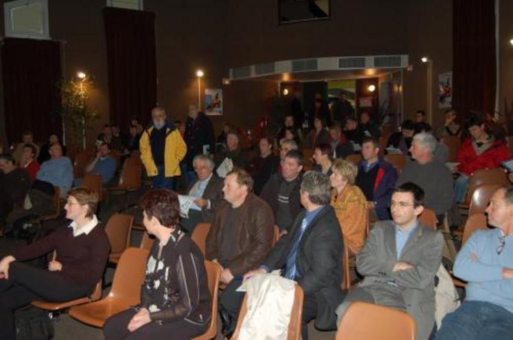 Une centaine de personnes, principalement des agriculteurs, présente à Blainville sur Mer