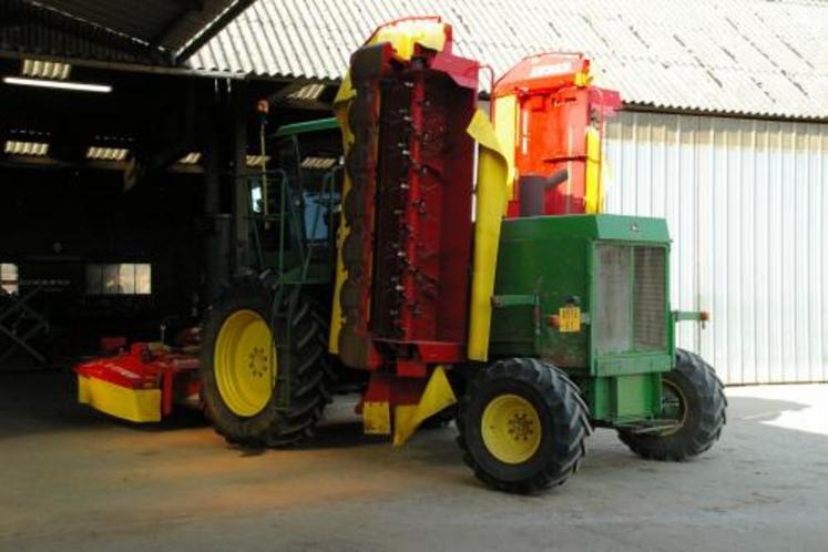 8,50 m de largeur de travail pour cette faucheuses automotrice montée sur la base d'une ensileuses John Deere.