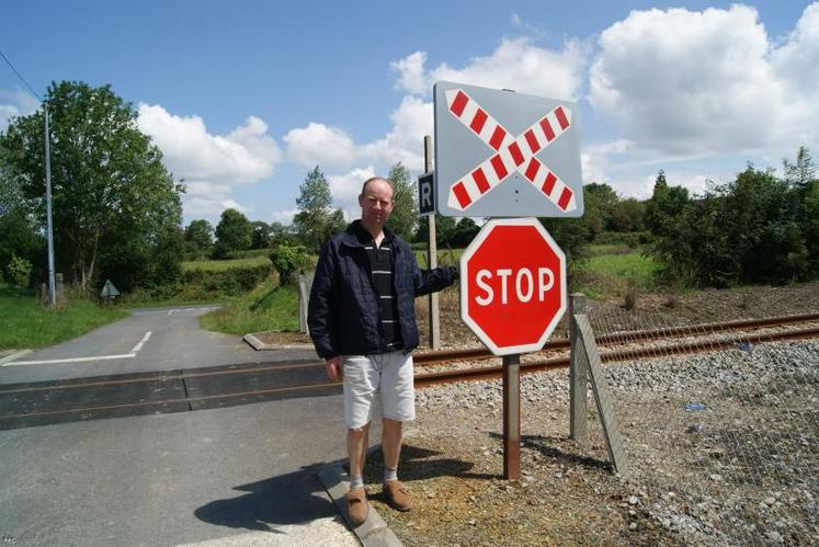 Laurent Deguelle, producteur laitier au Loreur (Manche), devant le passage à niveau 60. “Le munir de barrières automatiques serait simple de la part de la SNCF et de RFF. Cela me simplifierait la vie”.