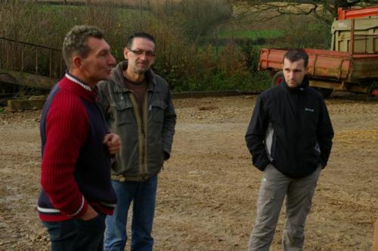 Arnaud Lemonier, Alain Hierle (animateur de EDT Normandie) et Samuel Folliot. Par ces temps 
de crise, il faut maîtriser ses charges notamment celle de mécanisation. Déléguer ses travaux est une piste à explorer. 