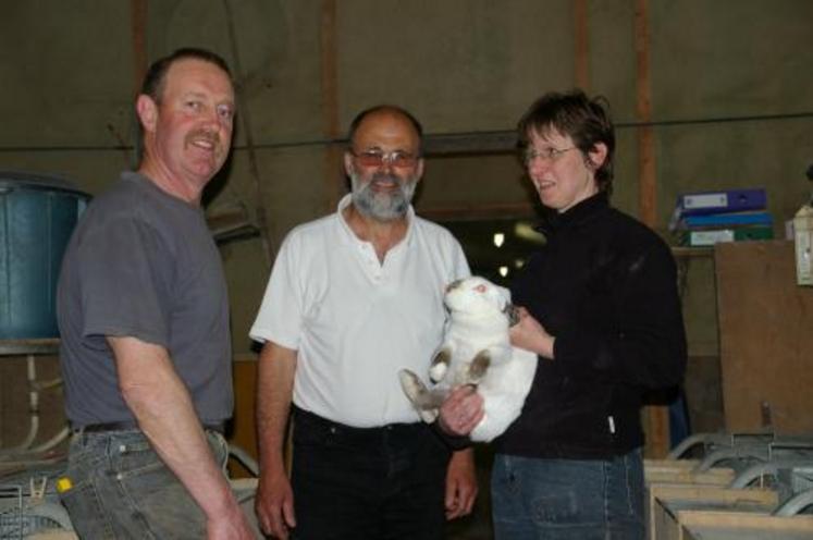 Philippe et Isabelle Lecerf (producteurs à Billy/14) entourant le président de Normandie Lapin. Dans cet élevage, on consomme 220 t d’aliment/an. Un poste qui représente 70 % du prix de revient.