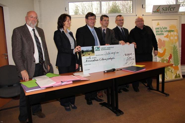 Daniel Epron et Nicole Gourmelon (Crédit Agricole), Jean-Pierre Fontaine et Stéphane Hamon (SAFER), Ludovic Spiers et Gilbert Herpe (AGRIAL) ont signé vendredi dernier une convention les liant au sein de l’association “Cultures partagées”. Un concept de jardins familiaux visant à rapprocher deux mondes tout en redonnant du sens à l’acte de production.