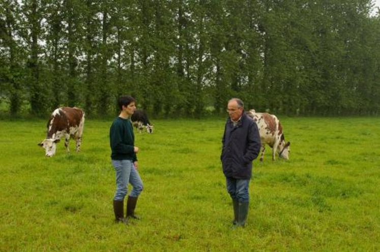 “En fait, nous disposons ici de trois mini-exploitations complètement indépendantes en termes d’animaux et de fourrages”, expliquent Bernard Houssin (directeur des lieux et ingénieur à la Chambre d’Agriculture de la Manche) assisté d’Astrid Hardy (chargée d’expérimentation.)