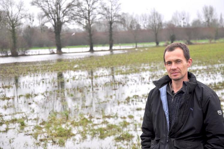 Hervé Gardin a plus d’un tiers de ses champs sous l’eau. Avec l’arasement des barrages, il craint davantage les crues d’été que d’hiver.  DR