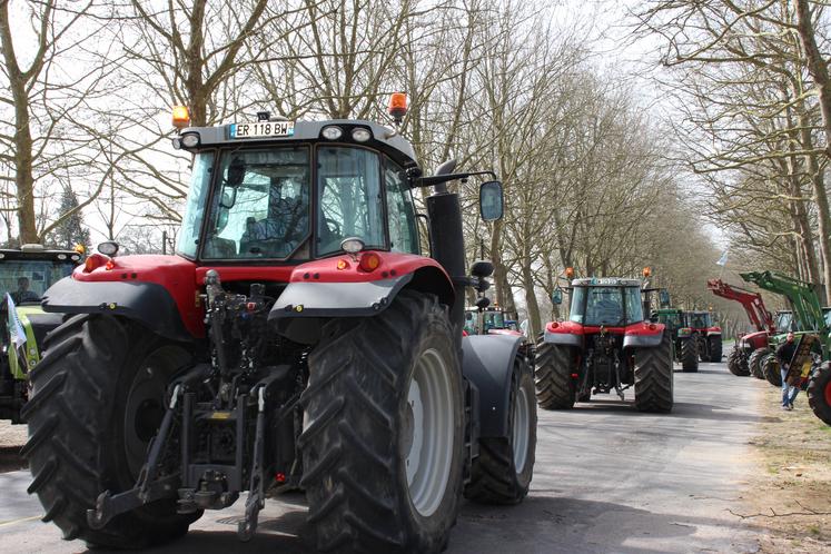 En tout, une quarantaine de tracteurs étaient rassemblés pour faire entendre la voix des agriculteurs adhérents de la FDSEA 14. 