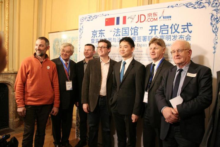Les producteurs normands aux côtés de Jean-Claude Lenoir, sénateur de l’Orne et de Liu Qiangdong, de JD.com