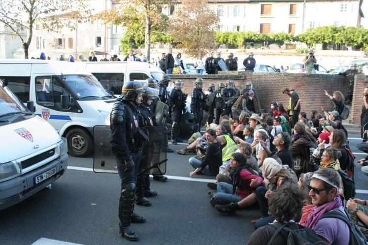 Manifestation à Albi le 27 octobre. “Non, il ne s’agit pas du développement d’une agriculture industrielle et de grosses exploitations maïsicoles, mais de la survie de petites exploitations de 30 à 50 ha dans une zone “peut-être la plus pauvre du Tarn », précise Xavier Beulin.