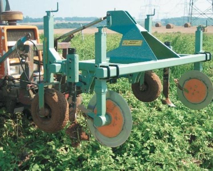 Situé à l’avant du tracteur, l’efface-diguettes peut être utilisé quel que soit le stade de la végétation.