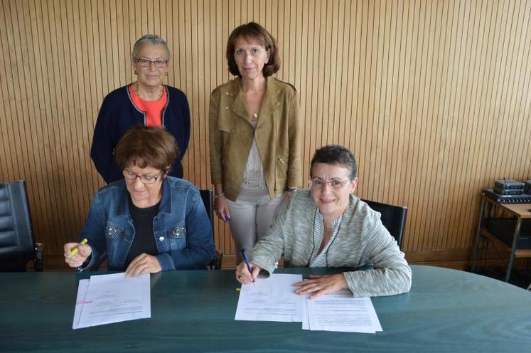 Martine Moulin, présidente du comité départemental de l’Orne de la MSA (debout à gauche) ; Véronique Pilette, directrice générale de la MSA Mayenne Orne Sarthe (debout à droite) ; Georgette Rousselet, présidente de la MSA Mayenne Orne Sarthe (assise à gauche) et Laurence Lubrun, du service de remplacement de l’Orne, étaient réunies jeudi à Alençon pour officialiser leur travail commun sur l’aide au répit.