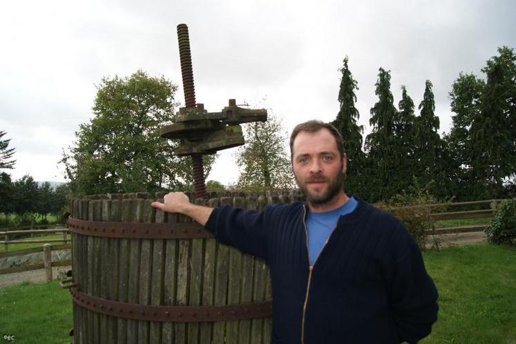 David Turpin, producteur cidricole à St Laurent de Cuves, “après la Cochenille et l’Hoplocampe, j’appréhende de trouver un nouveau prédateur des vergers” (DR)