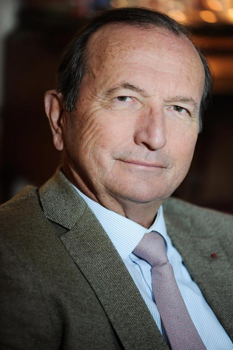 Jean de Kervasdoué est économiste de la santé, professeur émérite au CNAM. Il a été le directeur des hôpitaux au Ministère de la Santé (1981-1986). Ingénieur agronome, ingénieur en chef des Ponts et des Forêts, il a été le premier conseiller agricole de Pierre Mauroy (1981). Il a déjà publié « Les Prêcheurs de l'apocalypse » chez Plon et « Ils ont perdu la raison » chez Robert Laffont. Il est membre de l'Académie des technologies.