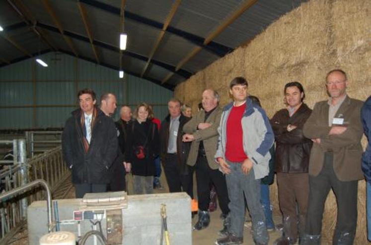 Les responsables de Mac Donald, acompagnés des dirigeants d'Agrial, ont visité un atelier JB  (gaec du Breugnot près de Villedieu les Poêles)