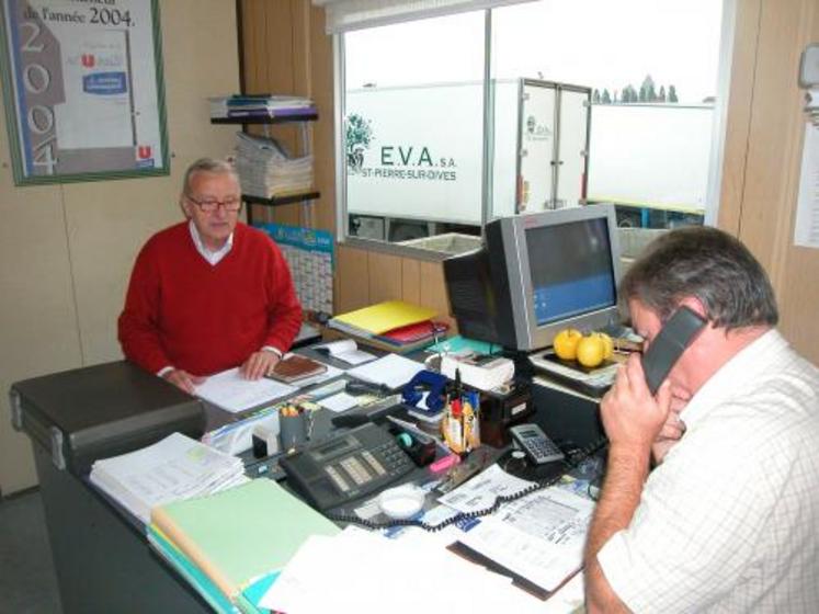 Henri Demaegdt et Eric Leroux, respectivement P.-d.g. et directeurl de l’abattoir de St-Pierre-sur-Dives: "la machine à classer, depuis sa mise en service, on n’en entend pas parler. C’est plutôt bon signe". Le sujet de préoccupation du moment, c’est la fièvre catarrhale et les mesures de restriction de circulation des animaux dans le quart nord/est de la France qui se soldent par une baisse des approvisionnements de 25 % environ.