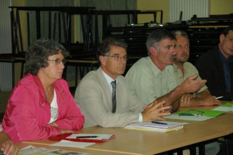 Les élus ont répondu à l’appel de la FDSEA. Marc Andreu Sabater a indiqué avoir interpellé la présidente du Conseil Général du Calvados.