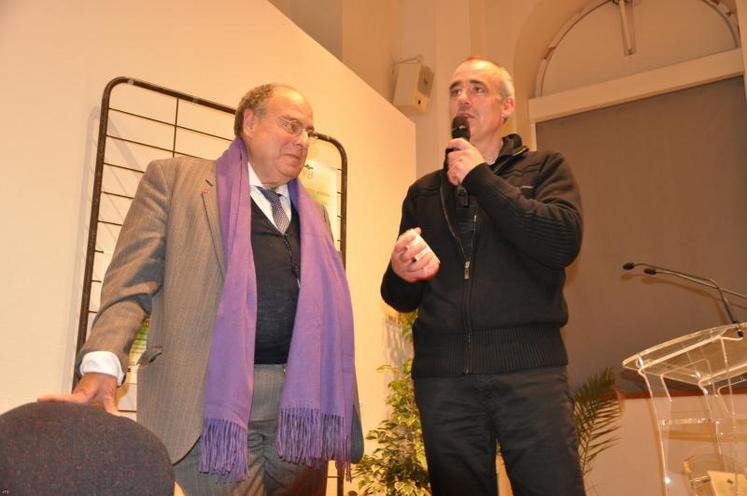Olivier Borel (président de l’UOAO) a remis à Alexandre Adler un camembert. Camembert aussi bien affiné que le discours de l’historien.