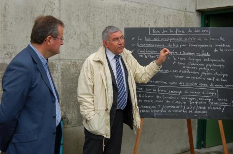 Objectif pédagogique. La coopérative a sorti les tableaux noirs dans la ferme de Sylvain et Paul Pezet. Selon Claude Granjon : “la sécurité alimentaire justifie cette démarche. Le camembert est le seul fromage A.O.C. qui impose le lait cru !”.