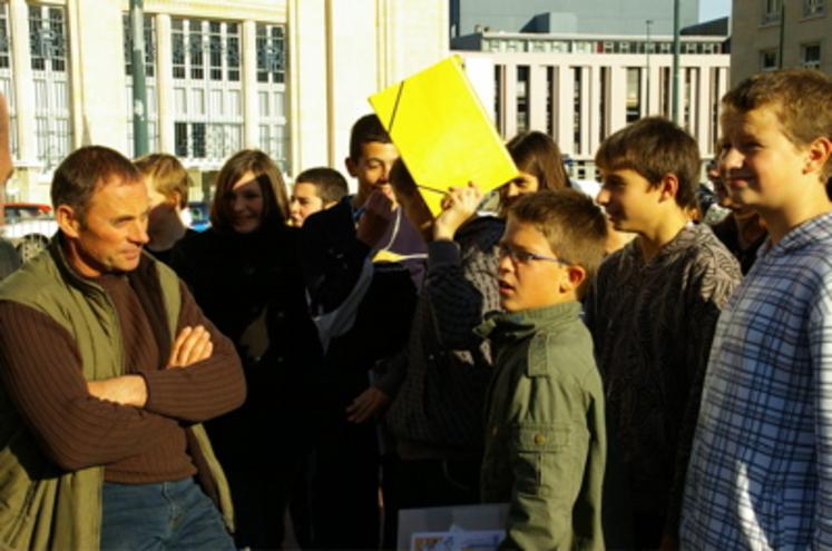 Devant la Préfecture de région à Caen