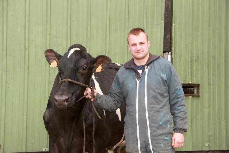 « Je pense que le fait que ce soit toujours la même personne qui insémine permet de moins stresser l'animal. Je travaille avec un détecteur de chaleurs. Quand une vache a besoin d'être inséminée, je la bloque cinq minutes et c'est réglé », confie Pierre Guillemine, éleveur à Saint-Mars-d'Egrenne (61). DR