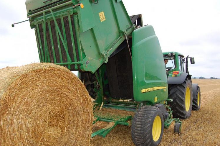 Pour maximiser le débit de chantier, John Deere propose le Baler Automation. Grâce au système Isobus, la presse 864 de John Deere prend la main sur le tracteur. Elle contrôle l'arrêt du tracteur, le cycle du liage, l'ouverture et la fermeture de la presse.