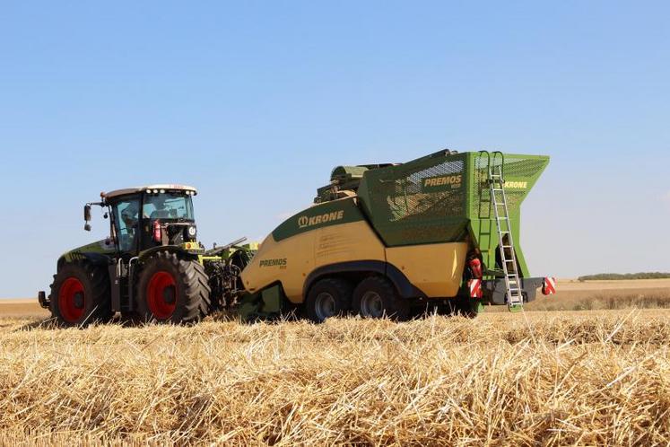 Semi-industrielle, la Premos 5000 est capable de fabriquer des pellets à la sortie du champ. Ici, elle tourne dans un chantier de paille d’orge dans le Calvados. Elle est testée par l’ETA AGB.