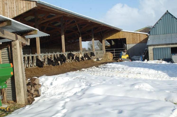 La situation est moins préoccupante pour les exploitants qu'en janvier-février derniers, mais dans le Nord du département, la neige gêne considérablement les déplacements.