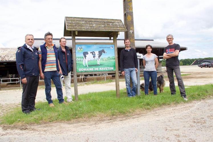 Patrick Hichard (directeur d’Elvup), Jean-François Le Meur (président), Christian Manoury (vice-président), Nicolas Fontaine et Aurore Roger (associés au sein du Gaec Val de Raveton) et Philippe Legendre (responsable de la commission technique). Dans cette exploitation, le robot apporte une multitude d’informations «mais la remise en cause quotidienne et permanente», assurent les deux éleveurs. Le conseil technique extérieur et ses services associés restent indispensables pour ...