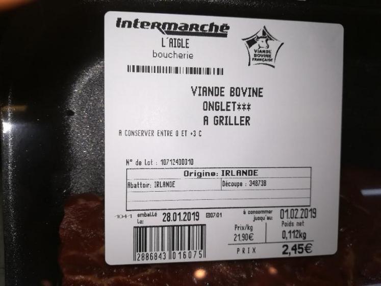 De la viande irlandaise a été commercialisée sous le logo VBF dans un Intermarché de L’Aigle. JA et la FDSEA ont mené une action pour retirer les barquettes mal étiquetées des rayons. DR