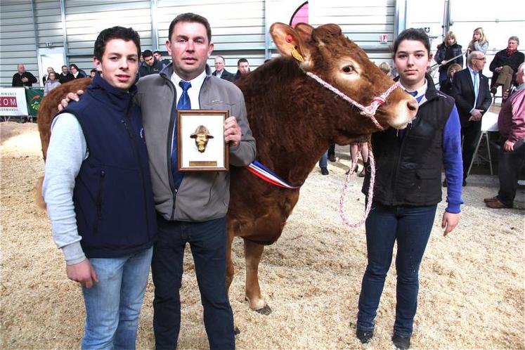 Trophe?e HBL du meilleur animal du Concours : Hermine, appartenant à la SCEA la Vallée