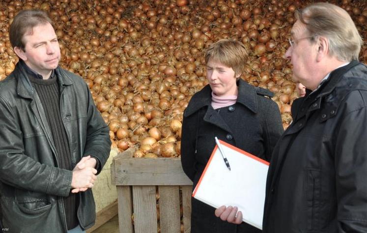 En moyenne, les prélèvements sociaux sur le travail sont de 52 % en France, contre 39 % en Allemagne. De gauche à droite : Jean-Yves Heurtin, Mathilde Vermès et Claude Leteurtre. Les oignons produits sur l’exploitation sont gourmands en main d’œuvre. L’application de  la TVA emploi représenterait ici une économie de 3 000 €. (DR)