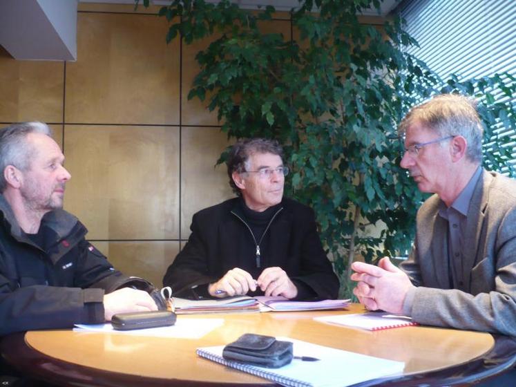 Alain Lebaudy (à gauche) et Patrice Lepainteur (à droite) ont rencontré le député de Vire, Jean-Yves Cousin.