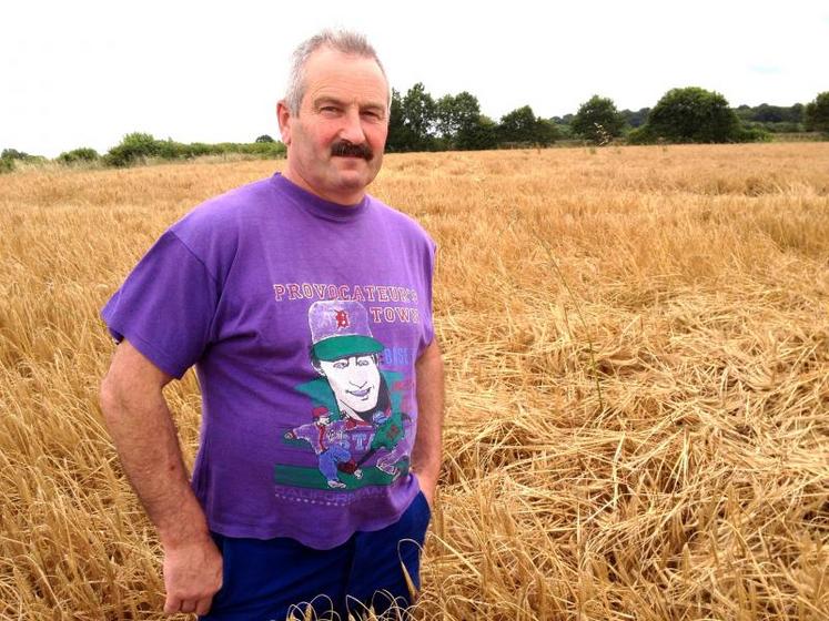 Claude Coupry cultive une trentaine d’hectares : 7 ha de maïs, 5,5 ha d’orges, 	2 ha d’avoine, 6,5 ha de blé, 6 ha de méteil et 4,5 ha de trèfle. “Avec le semis direct, le rendement est resté stable sur la plupart des parcelles. Pour d’autres, 	il y a eu un creux. J’ai notamment pris une gamelle à cause des limaces”, détaille l’agriculteur. (DR)